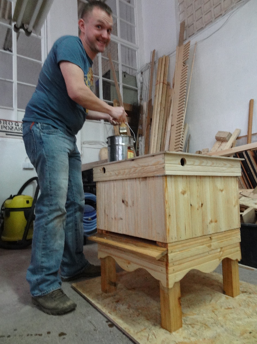 Budowa ula wielkopolskiego w trakcie warsztatów organizowanych przez Fundację Cohabitat i Fab Lab Łódź w dniach 16-17 listopada 2013 r. Autorka zdjęcia: Dorota Karwat