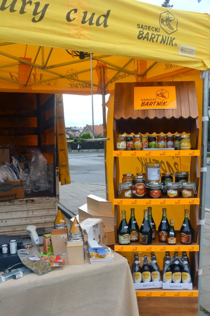 Miody oraz wina miodowe firmy Sądecki Bartnik podczas I Konferencji Pszczelarskiej w Brzesku (02.09.2017 r.). Autor zdjęcia: Marek Kotfis