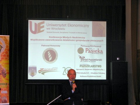 Starosta Zgorzelecki Pan Artur Bieliński podczas otwarcia konferencji. Autor zdjęcia: Marcin Balana.