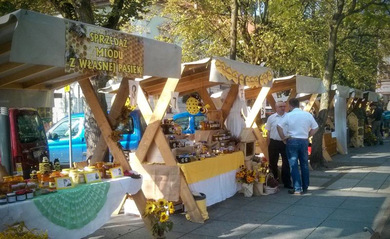 Stoiska wystawiennicze podczas V Krzeszowickiego Miodobrania. Autorka zdjęcia: Renata Gasek