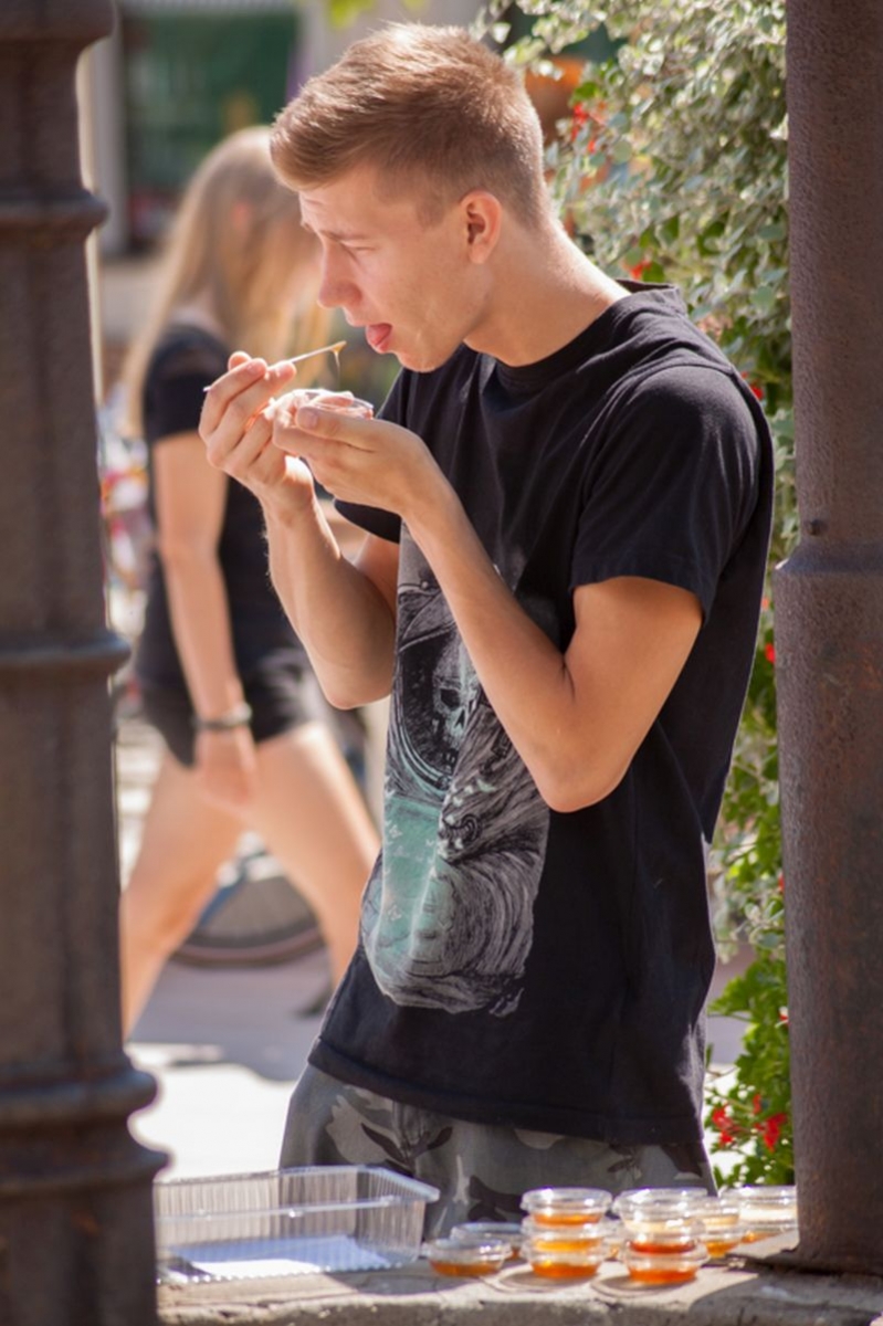 Degustacja miodu podczas VII Święta Miodu w Pszczynie. Autor zdjęcia: Kazimierz Wiśniowski