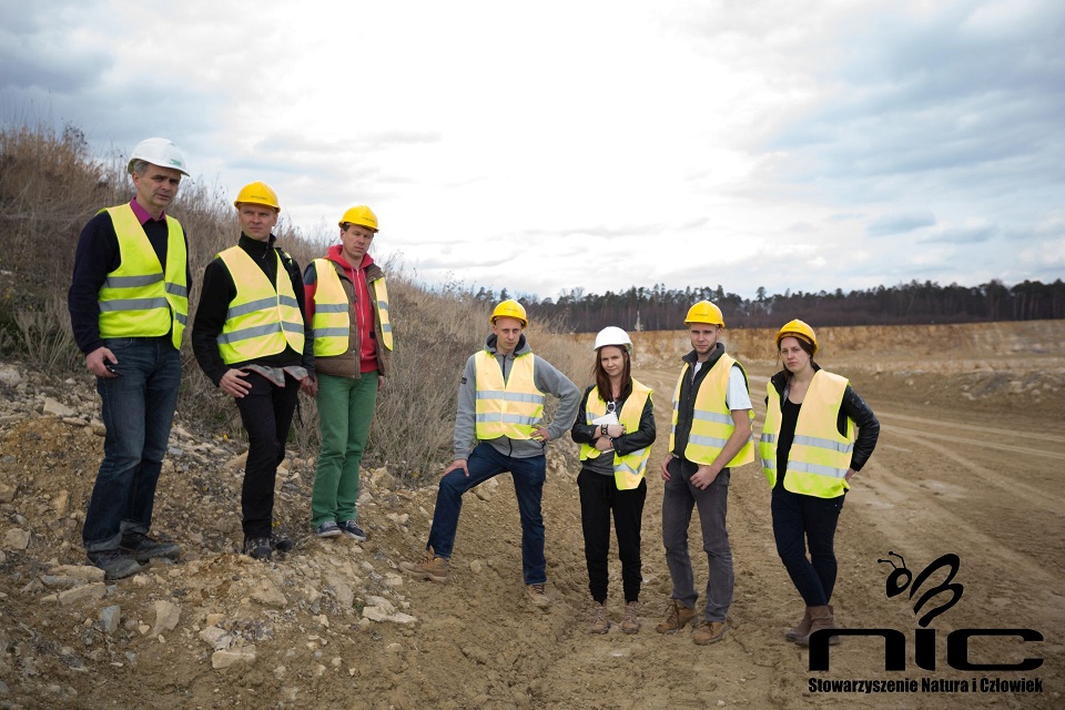 Grupa obserwacyjna Stowarzyszenia Natura i Człowiek na terenie kopalni Górażdże. Źródło zdjęcia: naturaiczlowiek.org/nasze-akcje/112-quarry-life-award.