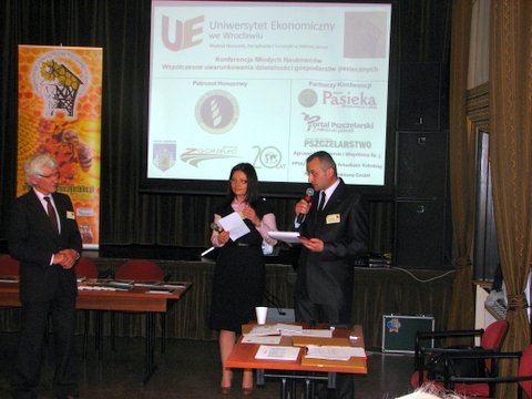 Rozpoczęcie losowania książek i czasopism przekazanych przez Redakcję Pasieki. Autor zdjęcia: Marcin Balana.