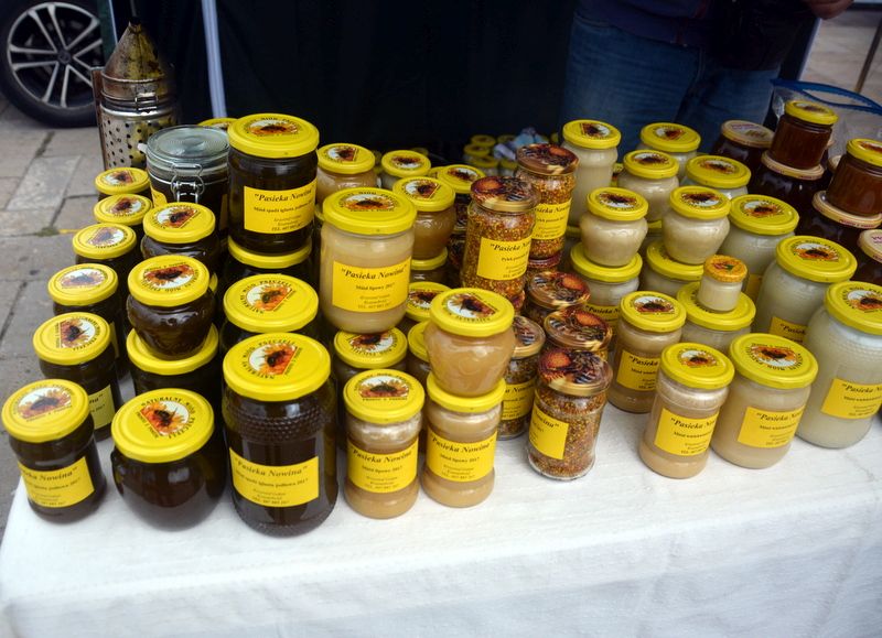 Oferta miodów Pasieki Nowina podczas I Konferencji Pszczelarskiej w Brzesku (02.09.2017 r.). Autor zdjęcia: Marek Kotfis