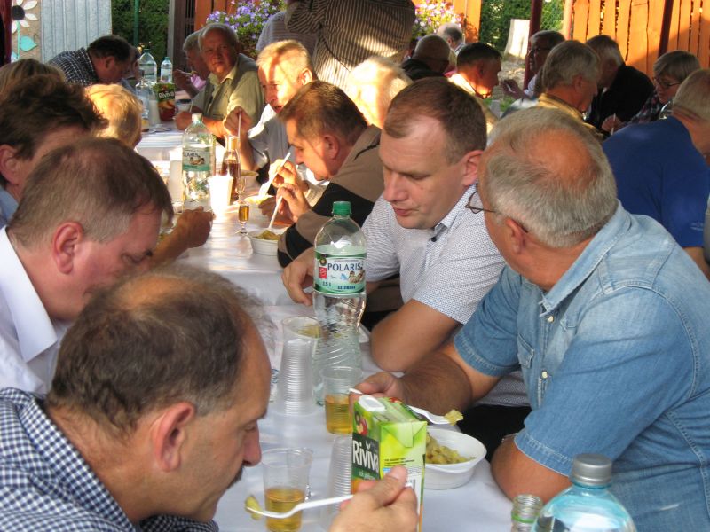 Biesiada pszczelarzy podczas Jesiennego Spotkania Pszczelarzy Ziemi Oświęcimskiej. Autor zdjęcia: Kazimierz Wiśniowski