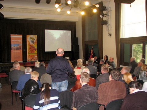 Z sali pojawiały się pytania do prelegentów, w tym przypadku odpowiada na nie Pani dr inż. Marta Czaplicka-Pędzich. Autor zdjęcia: Marcin Balana.