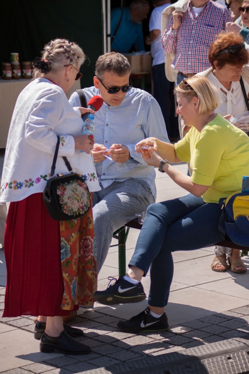 Badanie opinii podczas degustacja miodów na VII Święcie Miodu w Pszczynie. Autor zdjęcia: Kazimierz Wiśniowski