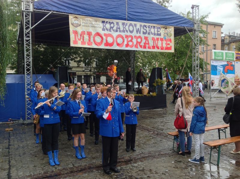 Koncert orkiestry strażackiej z Bieńkówki. XXII Krakowskie Miodobranie