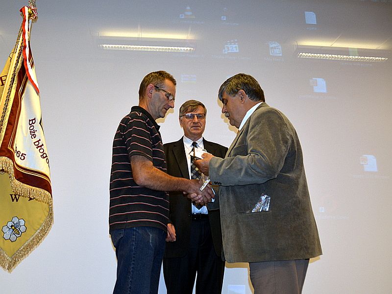 Wręczenie odznak podczas II Konferencji Pszczelarskiej w Brzesku. Autor zdjęcia: Filip Janusz