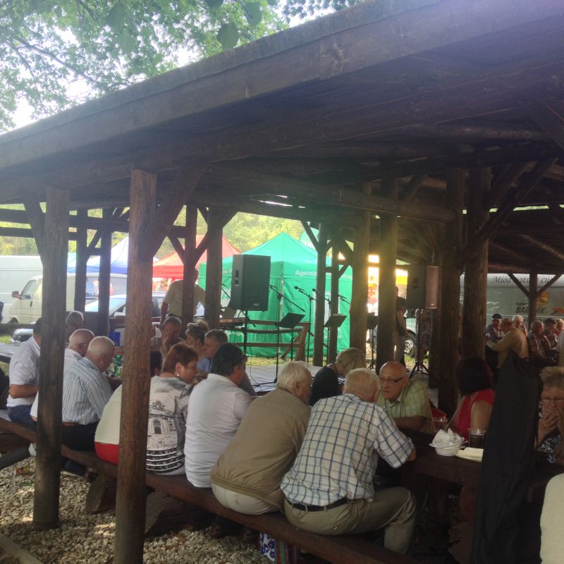 Uczestnikom wydarzenia przygrywała muzyka.