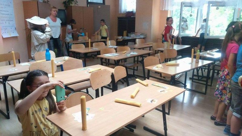 Świecie z wosku pszczelego uczestników warsztatów pszczelarskich  w Szkole Podstawowej nr 313 w Warszawie. Autor zdjęcia: Piotr Nowotnik