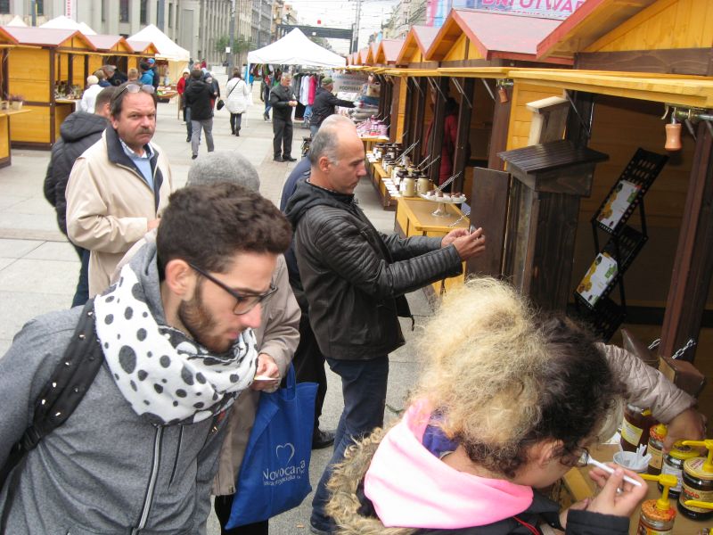 Zainteresowanie stoiskami II Festiwalu Miodu w Katowicach. Autor zdjęcia: Kazimierz Wiśniowski