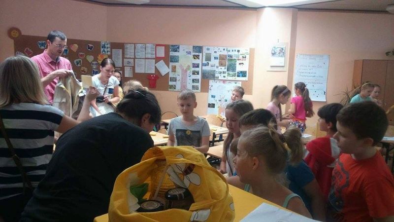 Prezentacja sprzętu pasiecznego podczas warsztatów pszczelarskich w Szkole Podstawowej nr 313 w Warszawie. Autor zdjęcia: Piotr Nowotnik