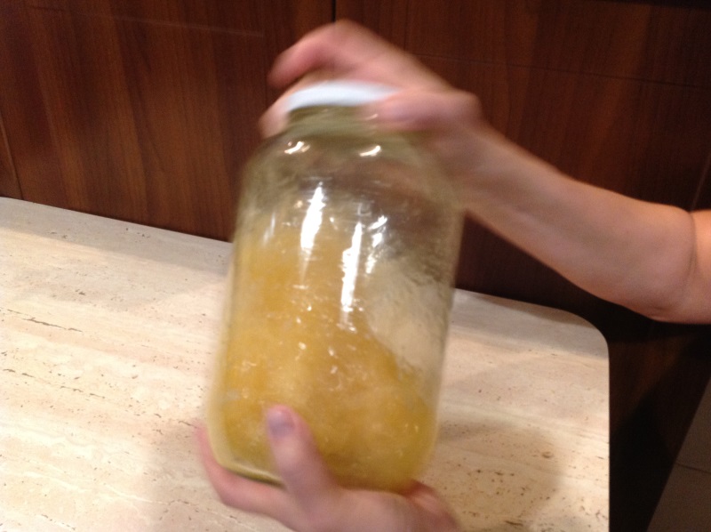 Solidnie mieszamy składniki nalewki przez mniej więcej minutę.