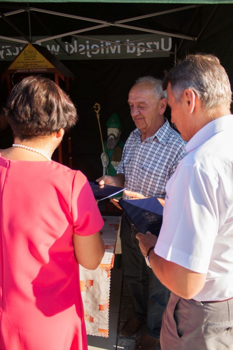 Dyplomy dla pszczelarzy podczas VII Święta Miodu w Pszczynie. Autor zdjęcia: Kazimierz Wiśniowski