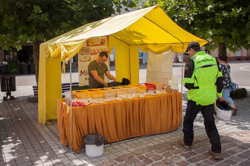 Stoisko z produktami pszczelimi podczas wydarzenia o nazwie: VII Święto Miodu w Pszczynie. Autor zdjęcia: Kazimierz Wiśniowski