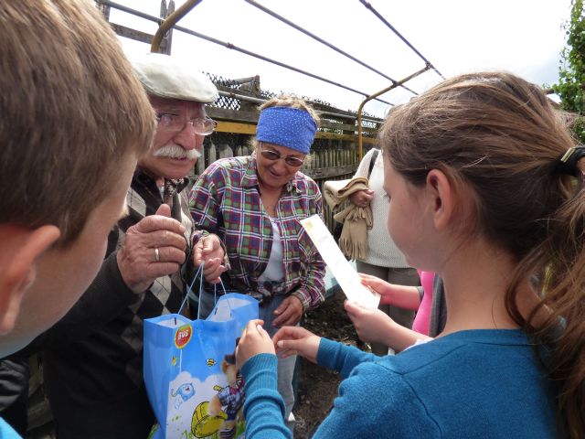 Uczniowie ZS w Lubianie wręczają Państwu Kotwas podziękowanie za „Spotkanie w pasiece”. Źródło zdjęcia: materiały przez p. Agnieszkę Gałwa.