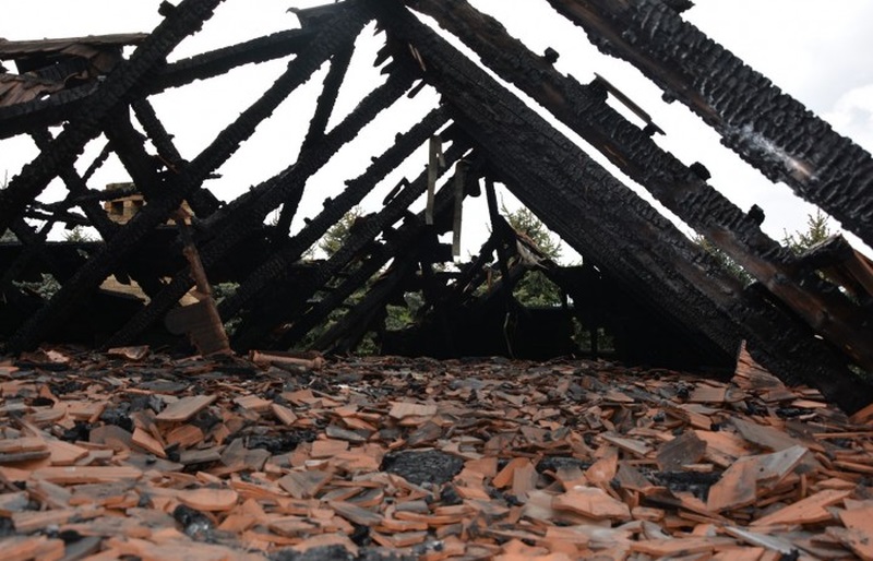 To, co pozostało z dachu po pożarze domu pszczelarza z Łojowic.