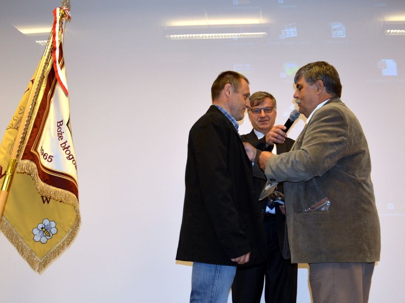 Wręczenie odznak podczas II Konferencji Pszczelarskiej w Brzesku. Autor zdjęcia: Filip Janusz