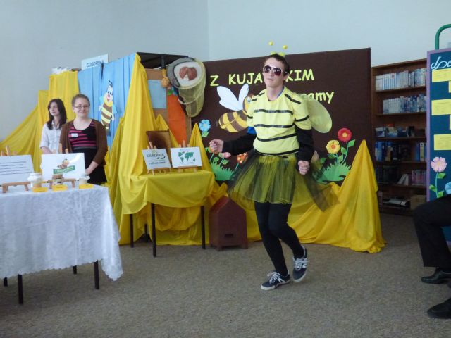 Niespodziewany gość podczas konferencji w ZS w Lubianie – Gucio. Źródło zdjęcia: materiały przez przekazane p. Agnieszkę Gałwa.