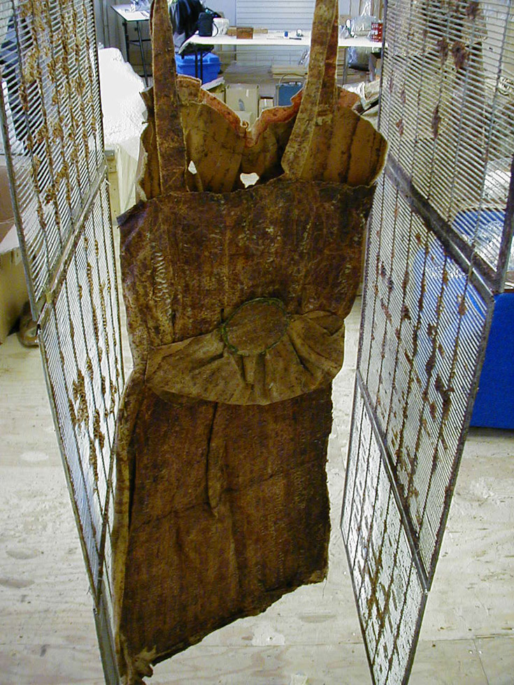 Jak na wesele to tylko z pszczołami. Autorka: Aganetha Dyck. Fotografia: Peter Dyck & The W.A.G. Źródło: www.aganethadyck.ca Artystka udzieliła nam pisemnej zgody na publikację fotografii jej prac.