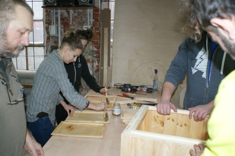 Prace nad ulem wielkopolskim w ramach IV edycji warsztatów pszczelarskich organizowanych przez Fab Lab Łódź w ramach projektu \