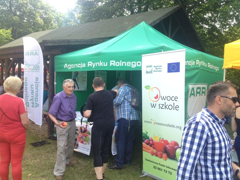 Namiot Agencji Rynku Rolnego na XV Spotkaniu Pszczelarzy na Trutowisku w Murckach.