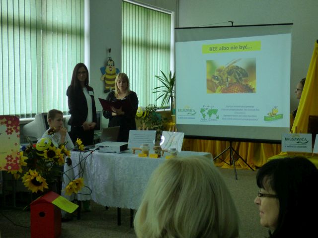 Na zdjęciu powyżej: Konferencja w Zespole Szkół w Lubianie pt. BEE albo nie być... czyli jak pomagamy pszczołom. Źródło zdjęcia: materiały przekazane przez p. Agnieszkę Gałwa.