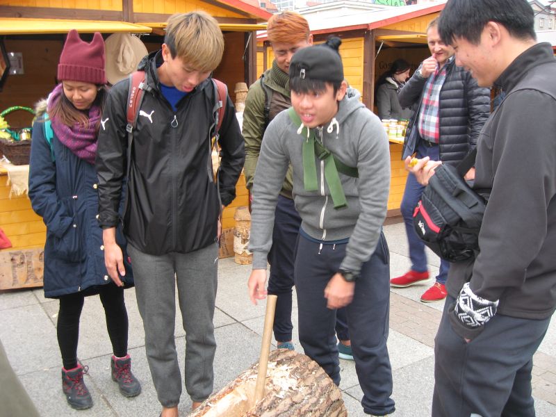 Młodzież z zagranicy podczas dziania barci na II Festiwalu Miodu w Katowicach. Autor zdjęcia: Kazimierz Wiśniowski