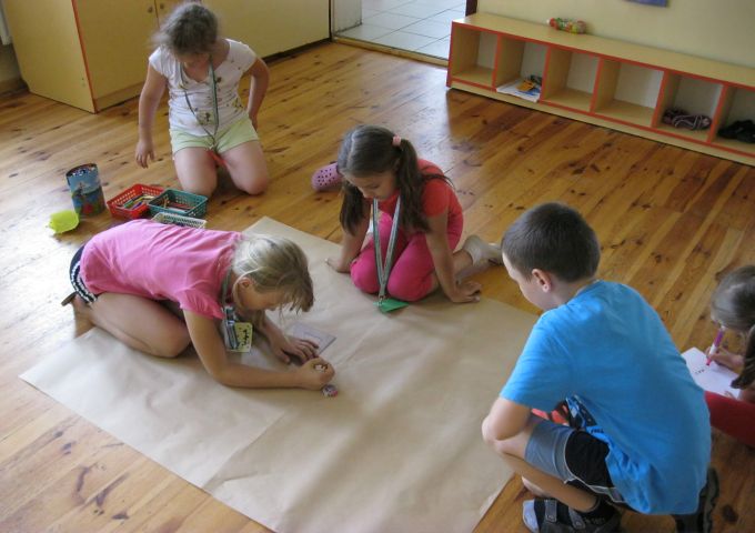 Na podstawie obserwacji młodzi badacze stworzyli mapę miejsc przyjaznych pszczołom (na zdjęciu w trakcie jej tworzenia). Źródło zdjęcia: materiały przekazane przez p. Agatę Wojtuń. 