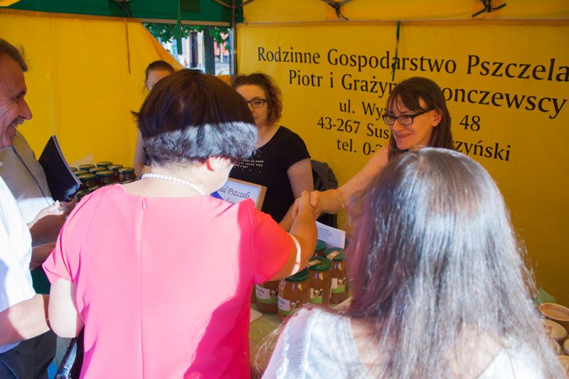 Gratulacje dla Rodzinnego Gospodarstwa Pasiecznego Gonczewscy podczas VII Święta Miodu w Pszczynie. Autor zdjęcia: Kazimierz Wiśniowski