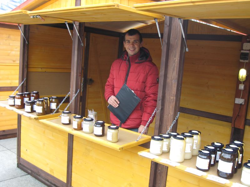 Stoisko z różnymi rodzajami miodów podczas II Festiwalu Miodu w Katowicach. Autor zdjęcia: Kazimierz Wiśniowski