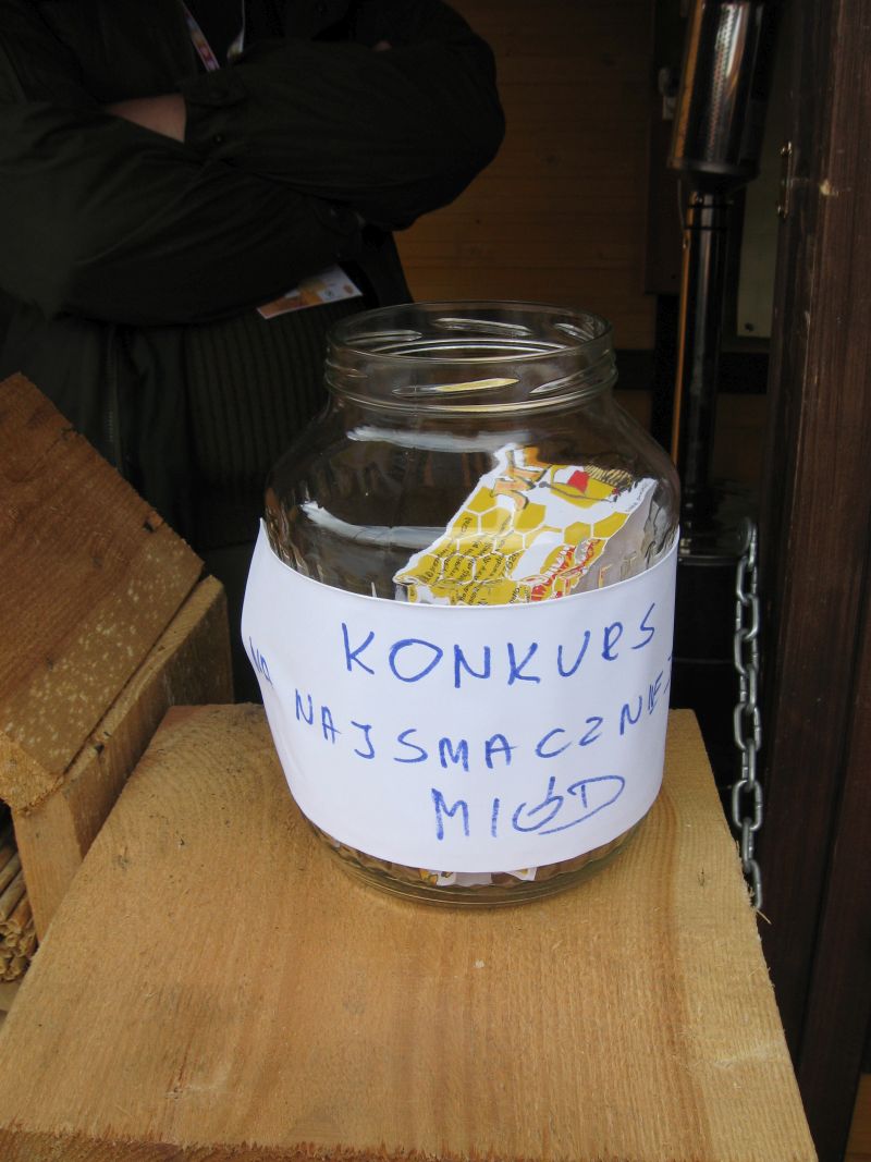 Słoik z głosami w Konkursie na Najsmaczniejszy Miód II Festiwalu Miodu w Katowicach. Autor zdjęcia: Kazimierz Wiśniowski