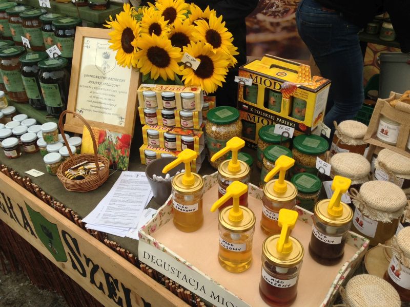 Pasieka Szeligów - różne rodzaje miodów i degustacja miodów. XXII Krakowskie Miodobranie