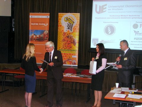 II miejsce otrzymała mgr inż. Sylwia Zielińska za wystąpienie o tym jak temperatura wpływa na ilość HMF w miodzie. Autor zdjęcia: Marcin Balana.