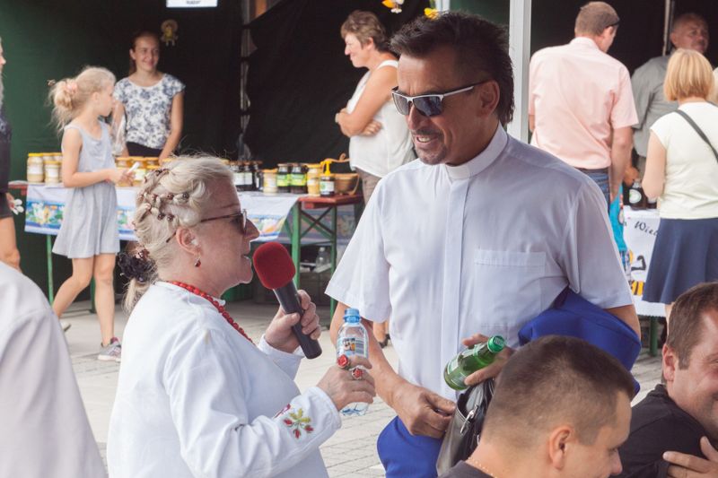Wywiad z księdzem na VII Święcie Miodu w Pszczynie. Autor zdjęcia: Kazimierz Wiśniowski