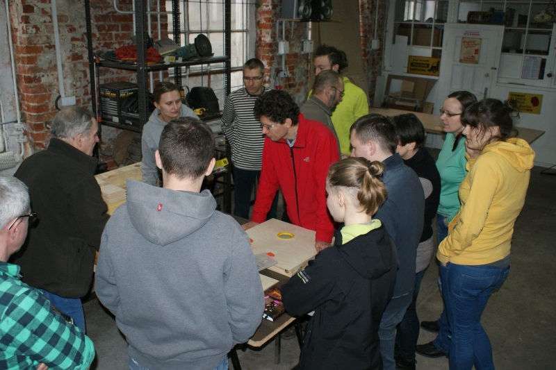 Prace nad ulem wielkopolskim w ramach IV edycji warsztatów pszczelarskich organizowanych przez Fab Lab Łódź w ramach projektu \