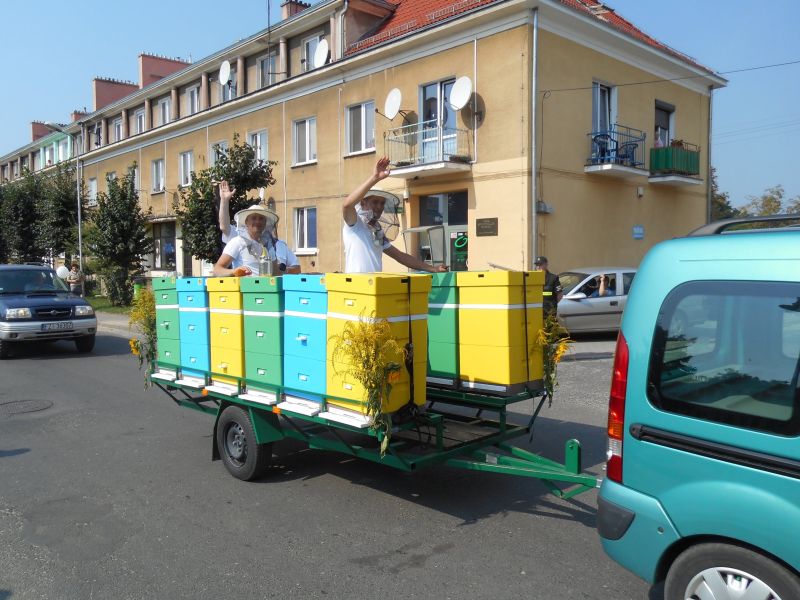XXXII Ogólnopolskie Dni Pszczelarza w Babimoście - Platforma wystawowa uczestnicząca w korowodzie pszczelarskim.
Autor zdjęcia: Wiesław Zięba, www.kolodomu.blogspot.com