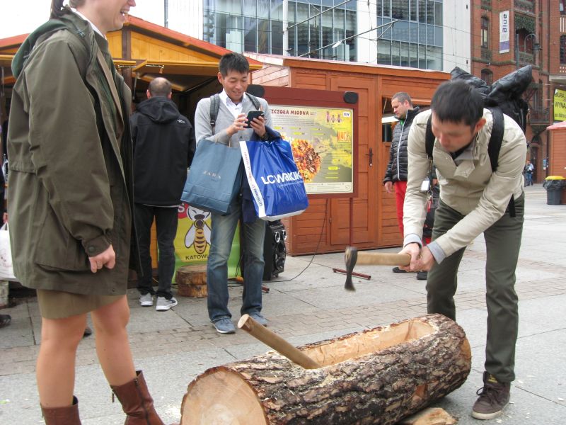 Zagraniczny turysta podczas dziania barci na II Festiwalu Miodu w Katowicach. Autor zdjęcia: Kazimierz Wiśniowski