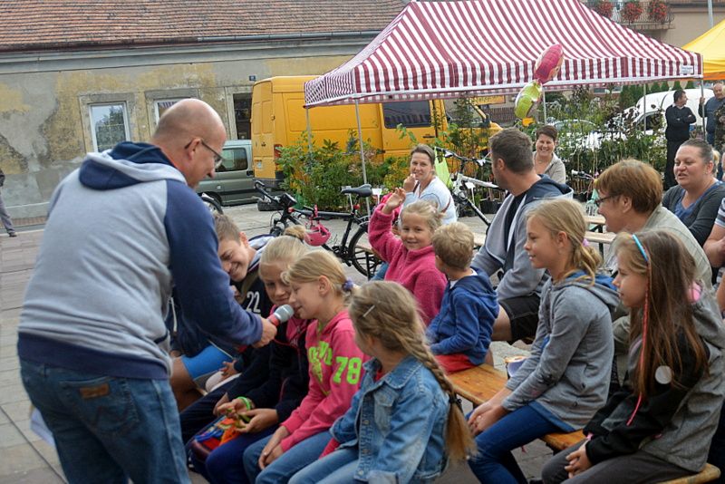 Uśmiechnięte dzieci podczas I Konferencji Pszczelarskiej w Brzesku (02.09.2017 r.). Autor zdjęcia: Marek Kotfis