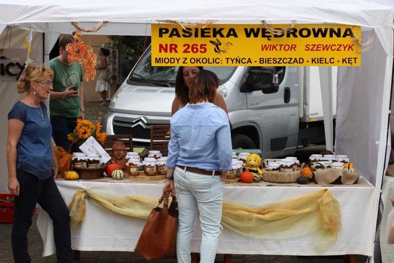 Stoisko pszczelarskie Pasieki Wędrownej Wiktora Szewczyka podczas XXIII Krakowskiego Miodobrania. Autor zdjęcia: Paweł Balana