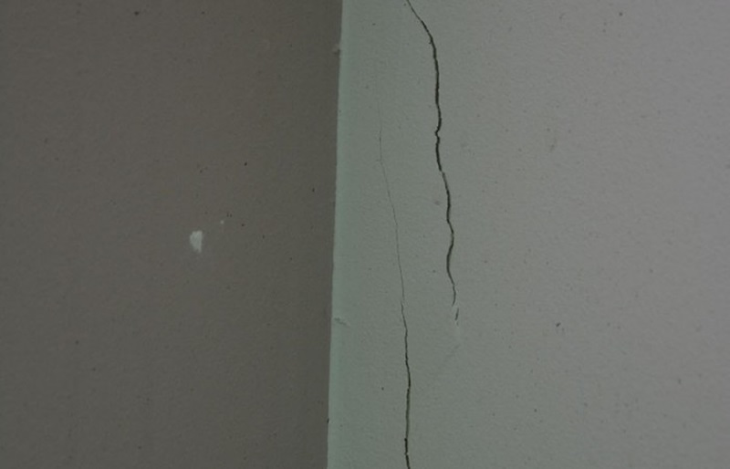 Popękane od temperatury ściany domu pszczelarza z Łojowic.