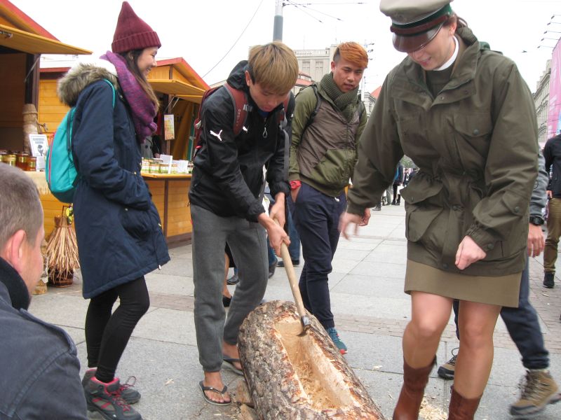 ... a pani Leśnik udzielała instrukcji w języku angielskim. II Festiwal Miodu w Katowicach. Autor zdjęcia: Kazimierz Wiśniowski