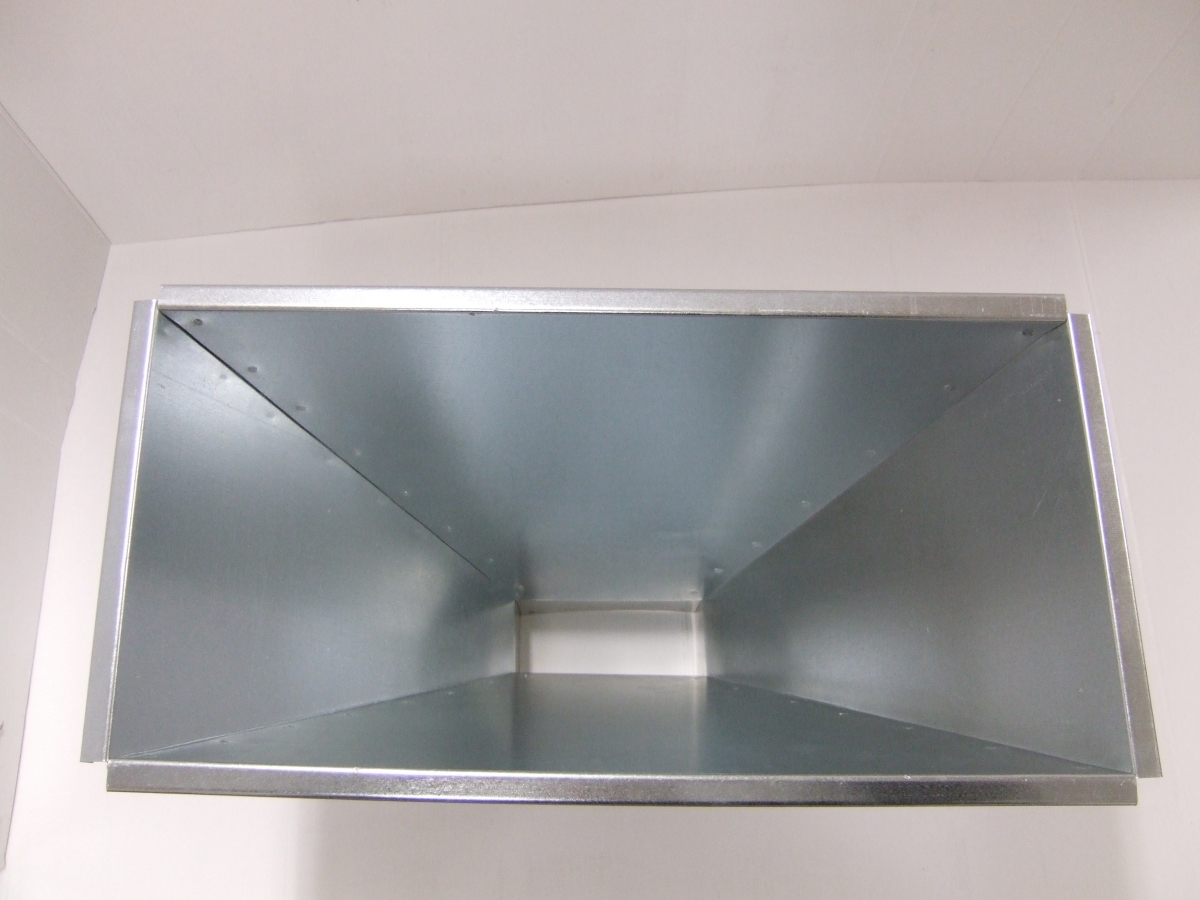 Prostokątny lej do zsypywania pszczół. Zdjęcie od góry.