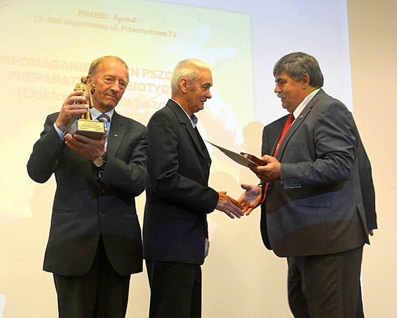 Prezentacja statuetki im. ks. dr Jana Dzierżona przez pana Adama Nitsche podczas I Konferencji Pszczelarskiej w Brzesku (02.09.2017 r.). Autor zdjęcia: Marek Kotfis
