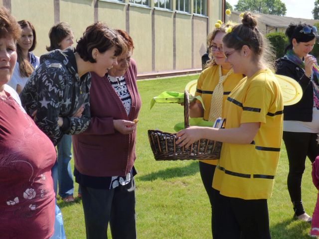 Miód, nasiona miododajne i ulotki dla mieszkańców Lubiany. Źródło zdjęcia: materiały przekazane przez p. Agnieszkę Gałwa.