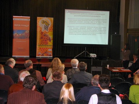 Doktorantka Wydziału Ekonomii, Zarządzania i Turystyki w Jeleniej Górze mgr Katarzyna Głoskowska przybliżyła zasady i różnice w ubezpieczeniach ZUS i KRUS, także w pszczelarstwie.