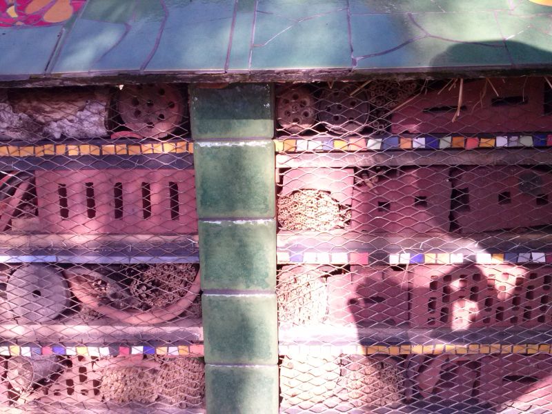 Domek dla dzikich zapylaczy obok Miejskiej Biblioteki Publicznej w Jaworznie. Autor zdjęcia: Marcin Balana