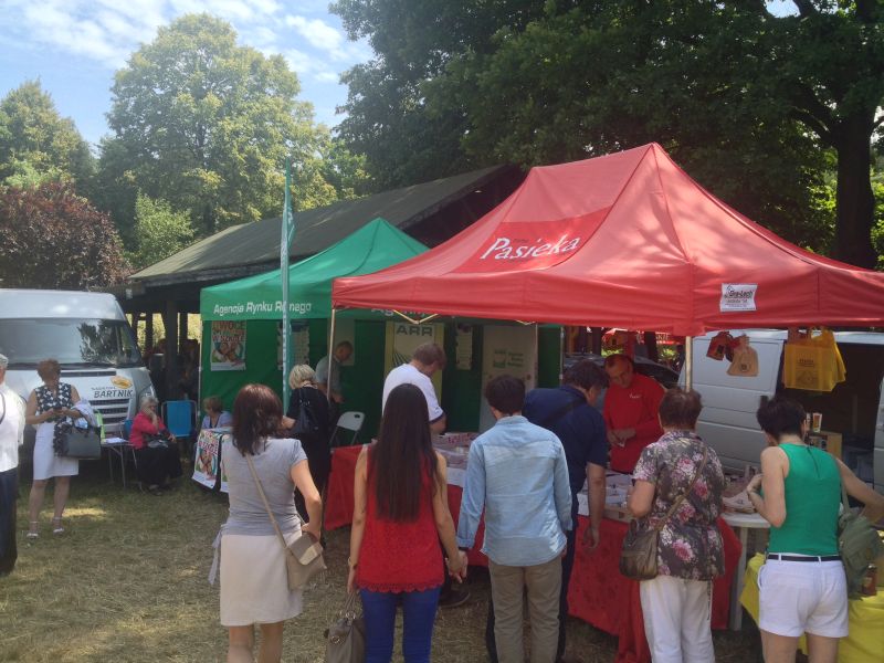 Stoisko Agencji Rynku Rolnego i Wydawnictwa Pasieka.