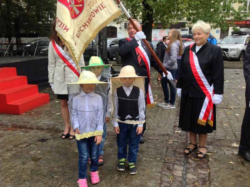 Młodzi pszczelarze na tle sztandaru. XXII Krakowskie Miodobranie